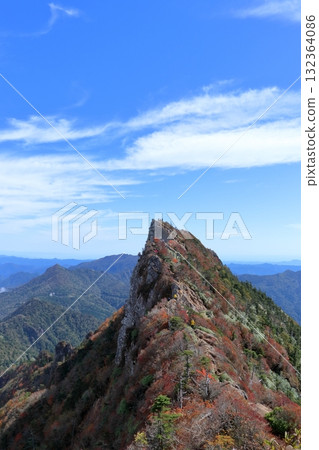 天狗山與秋日的天空（愛媛郡石錘山） 132364086