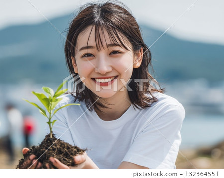 美麗的微笑女人與植樹、永續發展目標、環境保護形象 美麗的微笑女人與植樹、永續發展目標、環境保護形象 132364551