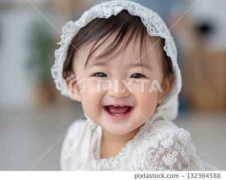 戴著蕾絲帽、穿著優雅洋裝、微笑的可愛寶寶。 132364588