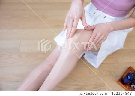 美容圖片：一位女士將美容精華液滴在手上 132364848