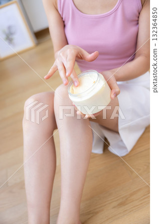部分截圖：一名女子在腿上塗抹乳霜 132364850