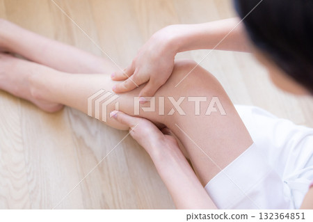 部分截圖：一名女子在腿上塗抹乳霜 132364851