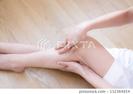 部分截圖：一名女子在腿上塗抹乳霜 132364854