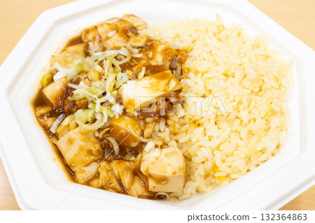美味的Makuba炒飯盒午餐 美味的Makuba炒飯盒午餐 132364863