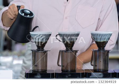 咖啡師沖泡咖啡特寫 咖啡師沖泡咖啡特寫 132364919