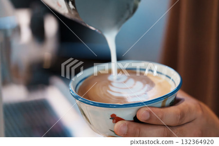 咖啡師沖泡咖啡特寫 132364920