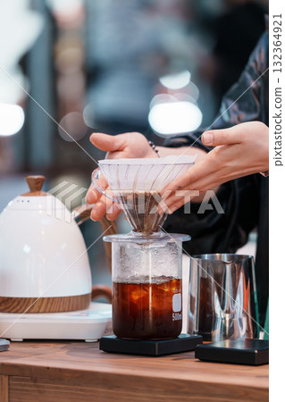 咖啡師沖泡咖啡特寫 咖啡師沖泡咖啡特寫 132364921