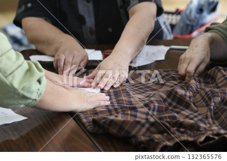 做帽子的女人 做帽子的女人 132365576