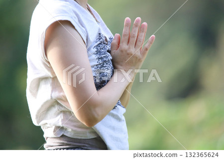 Women who do yoga 132365624