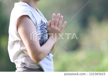 Women who do yoga 132365625