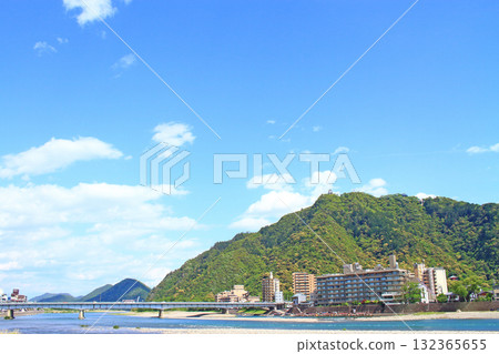 Scenery of Nagaragawa Onsen and Mt. Kinka, Gifu City, Gifu Prefecture Scenery of Nagaragawa Onsen and Mt. Kinka, Gifu City, Gifu Prefecture 132365655