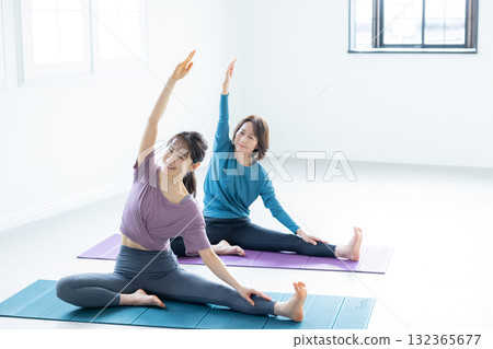 年輕和老年女性做瑜伽 年輕和老年女性做瑜伽 132365677
