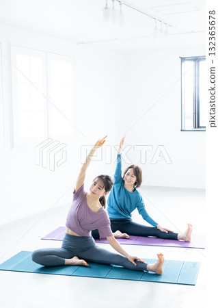 年輕和老年女性做瑜伽 132365678