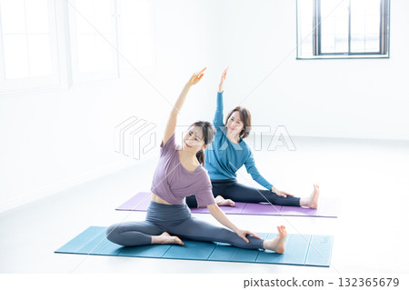 年輕和老年女性做瑜伽 132365679