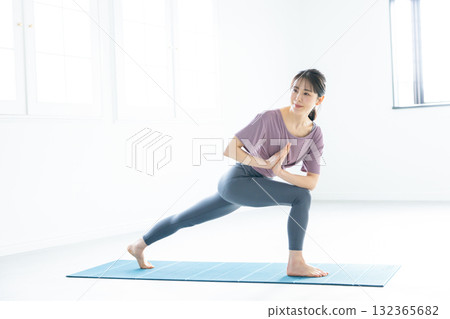 Women who do yoga 132365682