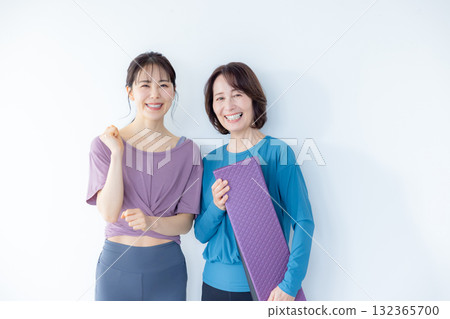 穿著瑜珈服的年輕和老年女性 132365700