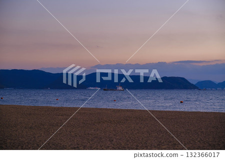 【澀川海岸】美麗的夕陽與令人印象深刻的海岸風光 【澀川海岸】美麗的夕陽與令人印象深刻的海岸風光 132366017