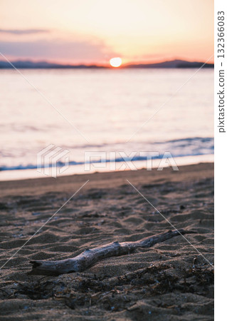 【澀川海岸】美麗的夕陽與令人印象深刻的海岸風光 132366083