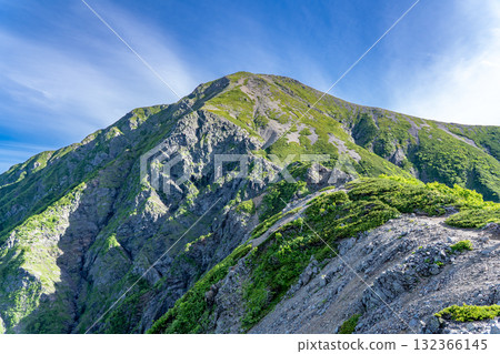 從湖尻山頂眺望梅城山和聖山的大崩塌。攀登南阿爾卑斯山的聖山和兔山 從湖尻山頂眺望梅城山和聖山的大崩塌。攀登南阿爾卑斯山的聖山和兔山 132366145