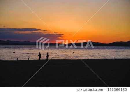 [Shibukawa Coast] People strolling along the coastline watching the beautiful sunset 132366180