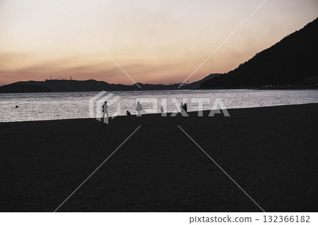 [Shibukawa Coast] People strolling along the coastline watching the beautiful sunset 132366182