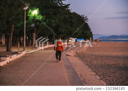 [Shibukawa Coast] People strolling along the coastline watching the beautiful sunset 132366185