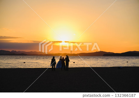 [Shibukawa Beach] People taking wedding photos 132366187