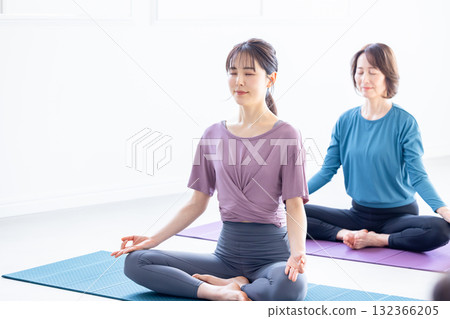 年輕和老年女性做瑜伽 年輕和老年女性做瑜伽 132366205