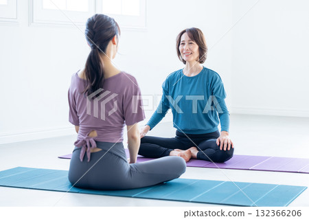 年輕和老年女性做瑜伽 年輕和老年女性做瑜伽 132366206