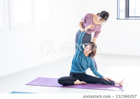年輕和老年女性做瑜伽 年輕和老年女性做瑜伽 132366207