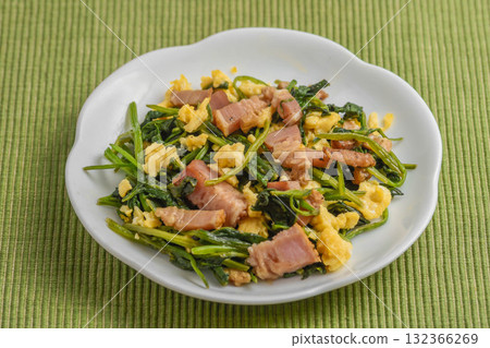 Stir-fried spinach, bacon and eggs Stir-fried spinach, bacon and eggs 132366269