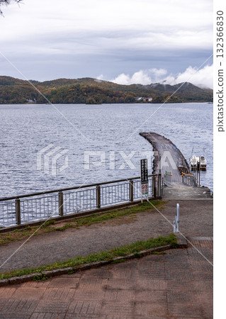 磐梯山檜原湖的秋色逐漸變幻 磐梯山檜原湖的秋色逐漸變幻 132366830