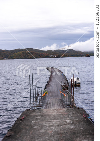 磐梯山檜原湖的秋色逐漸變幻 磐梯山檜原湖的秋色逐漸變幻 132366833