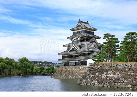 抬頭仰望松本城的天守閣 132367242