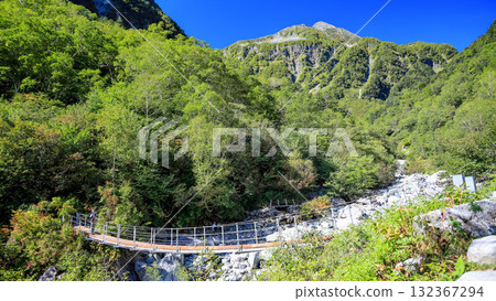 北阿爾卑斯的秋天：通往唐澤冰斗的道路，從元屋橋眺望北穗高山和落戶 132367294