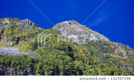 北阿爾卑斯的秋天：通往唐澤冰斗的道路，從元屋橋眺望北穗高山和落戶 132367296