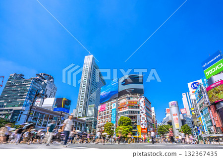 日本東京的城市景觀:邁向明天…澀谷全向十字路口持續吸引眾多遊客。讓我們一起邁向澀谷的新時代! 日本東京的城市景觀:邁向明天…澀谷全向十字路口持續吸引眾多遊客。讓我們一起邁向澀谷的新時代! 132367435