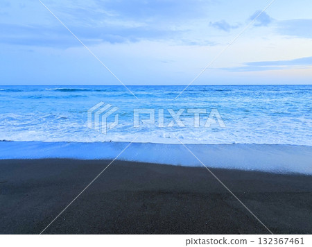Blue sky and sea, quiet sandy beaches and coastlines Blue sky and sea, quiet sandy beaches and coastlines 132367461