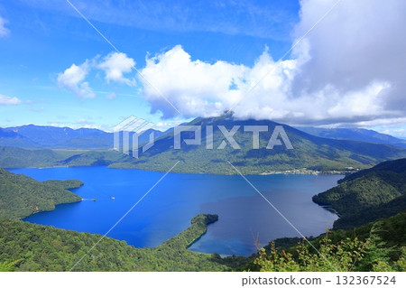 從半月山展望台眺望中禪寺湖 從半月山展望台眺望中禪寺湖 132367524