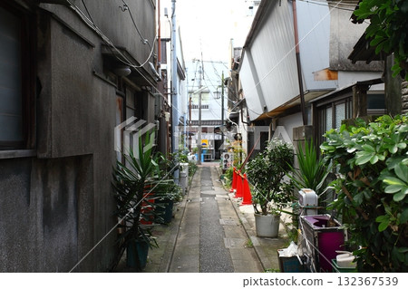 立石有很多狹窄的小巷 立石有很多狹窄的小巷 132367539