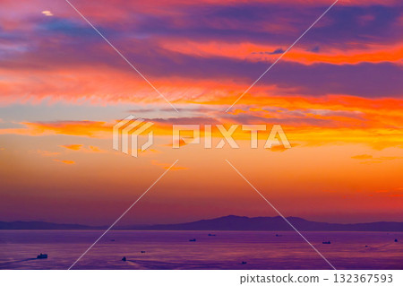 大阪灣日落和淡路島 132367593