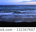 日落時分的溫柔海浪與沙灘 132367607