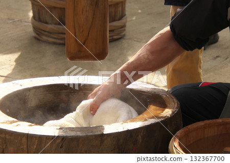 Year-end mochi pounding 132367700