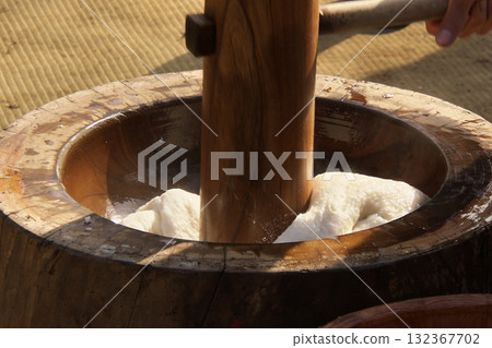 Year-end mochi pounding 132367702