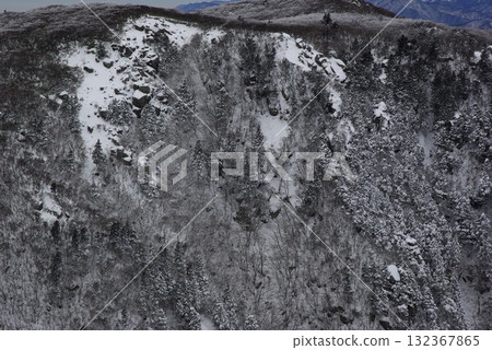 最冷的季節，大風吹過的第二天，禦在所嶺就可以看到覆蓋著霜的樹木。 132367865