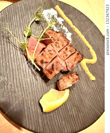 The savory aroma of charcoal-grilled chicken | Charcoal-Grilled Chicken Thigh 132367923