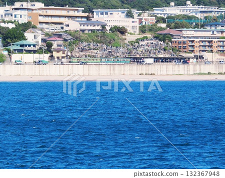 神奈川縣,從海上看到的江島電鐵,鎌倉高中前,十月 神奈川縣,從海上看到的江島電鐵,鎌倉高中前,十月 132367948