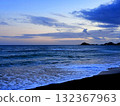 日落時分，溫柔的海浪拍打著海岸線 132367963