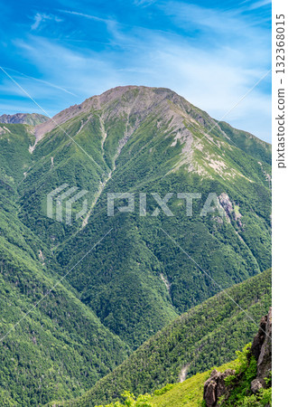 從前廣岳眺望赤石岳。攀登南阿爾卑斯山的聖岳和兔岳。 從前廣岳眺望赤石岳。攀登南阿爾卑斯山的聖岳和兔岳。 132368015