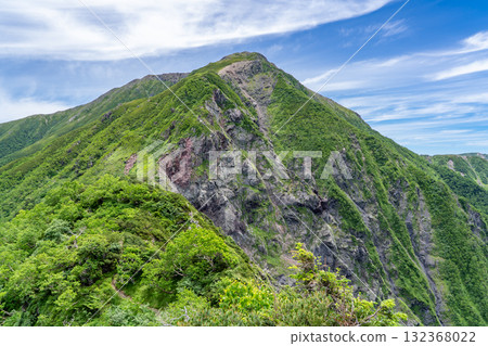 從兔山登山道上看到的聖山和聖山的大崩塌景象。聖和兔正在攀登南阿爾卑斯山。 從兔山登山道上看到的聖山和聖山的大崩塌景象。聖和兔正在攀登南阿爾卑斯山。 132368022